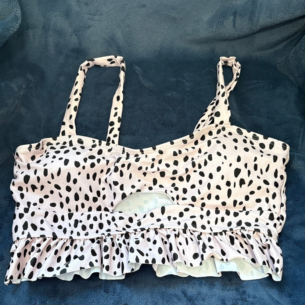 Stylish Black and White Spotted Ruffle Crop Top SM97
